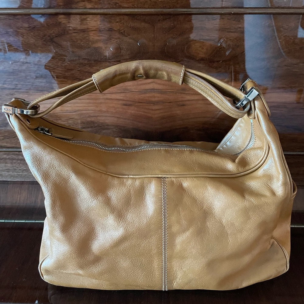 Tod’s beige leather shoulder bag with silver hardware